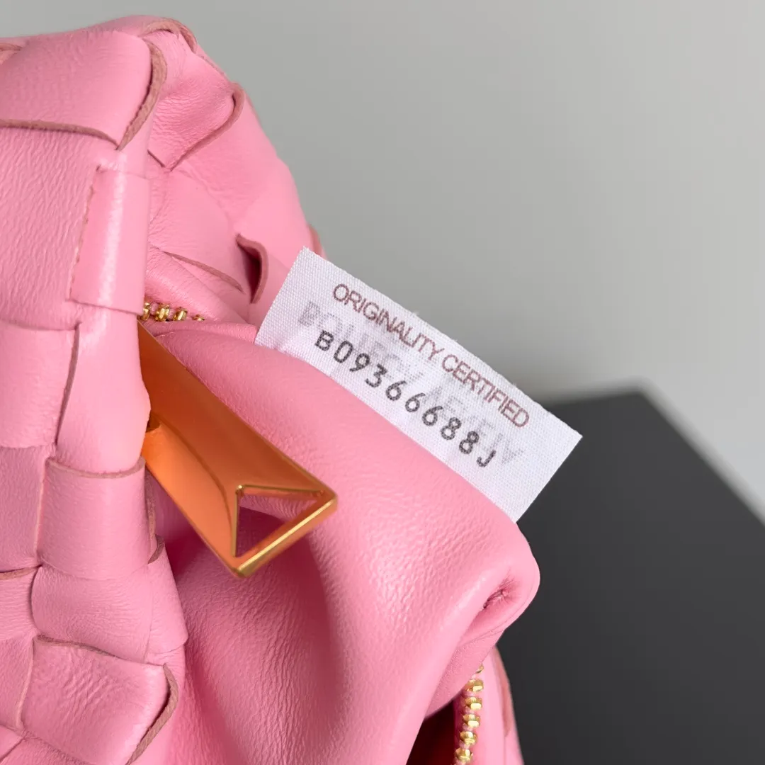 Batch 1120 Bottega veneta͙.——- The latest woven knotted hobo🔥 The top-grade lambskin leather is very soft, the bag shape is unique, practical and durable. It retains the traditional woven elements while being a little more flamboyant ~ Made of hand-woven sheepskin, zipper opening and closing, curved seamless structure, effortless to match. Highly recommended⚠️⚠️⚠️ The most high-end in the market🌈 Welcome to compare [Factory complete package] size: 23x15x5cm.   Model: 651876